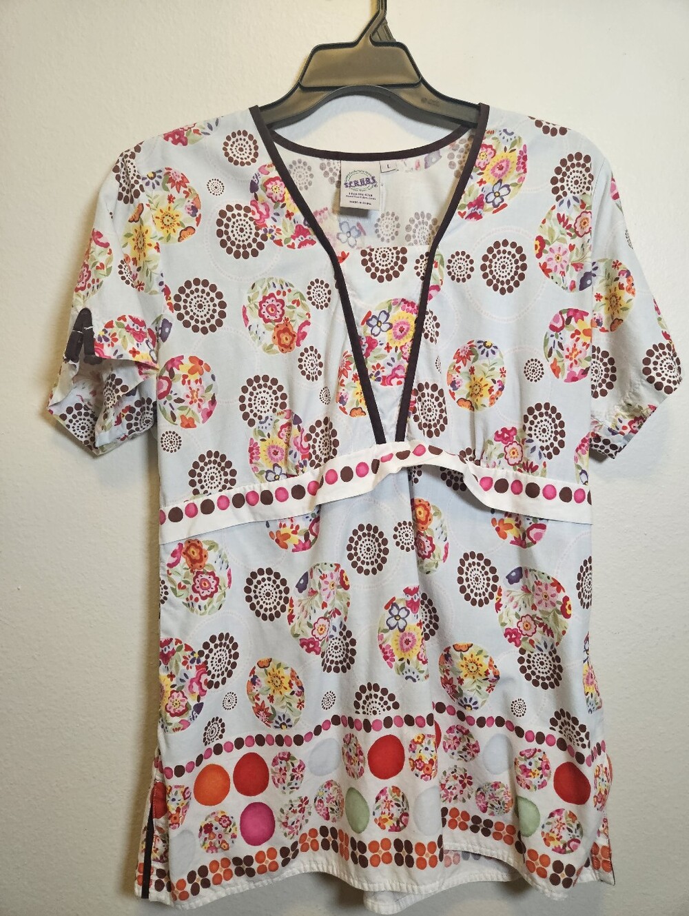 Scrub Top Size Large Smartscrubs.com V Neck, colorful pattern, cinch back